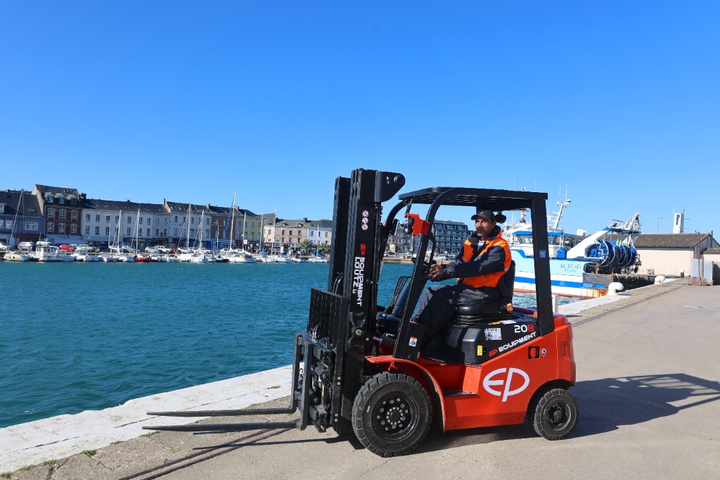 Chariot et transpalette électrique sur le quai de la criée