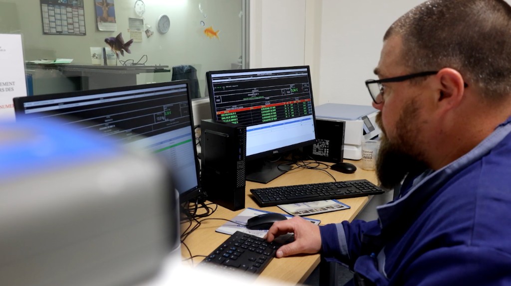 Opérateur de la Criée devant les écrans Agisoft pendant une vente aux enchères en direct